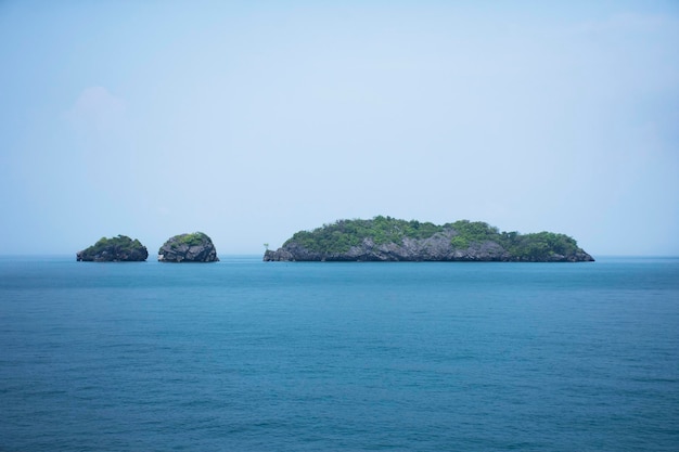 Вид на пейзаж известнякового горного острова в морском океане морского национального парка Му Ко Пхетра для тайских путешественников, визит и тур по прибрежному пляжу Пак Бара в городе Лангу в Сатун, Таиланд