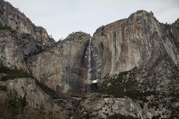 Vista della montagna del paesaggio al parco nazionale di yosemite nell'inverno