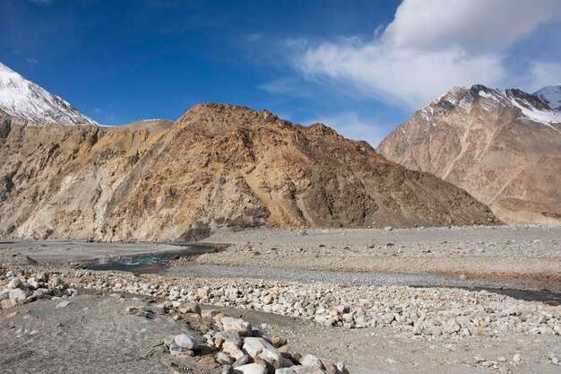 Photo view landscape mountains range with nubra and shyok river between diskit turtok highway road go to pangong tso high grassland lake while winter season at leh ladakh in jammu and kashmir india