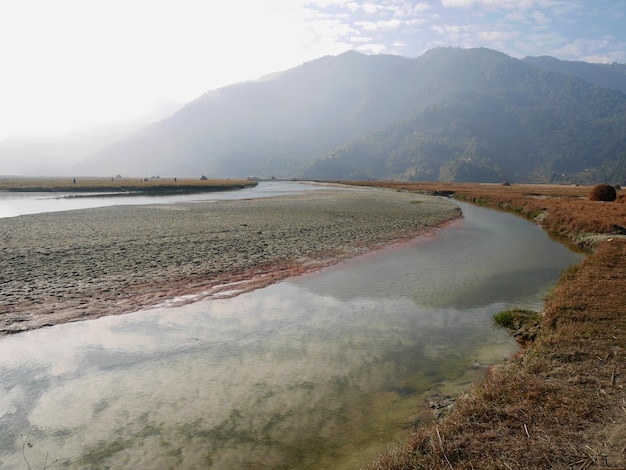 Vista paesaggio phewa tal o fewa lago d'acqua dolce fiume e serbatoio di irrigazione diga di campagna rurale e himalaya montagna a pokhara collina valle villaggio città di gandaki pradesh a pokhara nepal