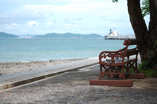 Фото Вид на морской пейзаж и внешнее оформление скамейки мебель в классическом стиле для путешественников, путешествующих на остров ко сичанг во время вспышки коронавируса covid 19 в городе ко сичанг в чонбури, таиланд
