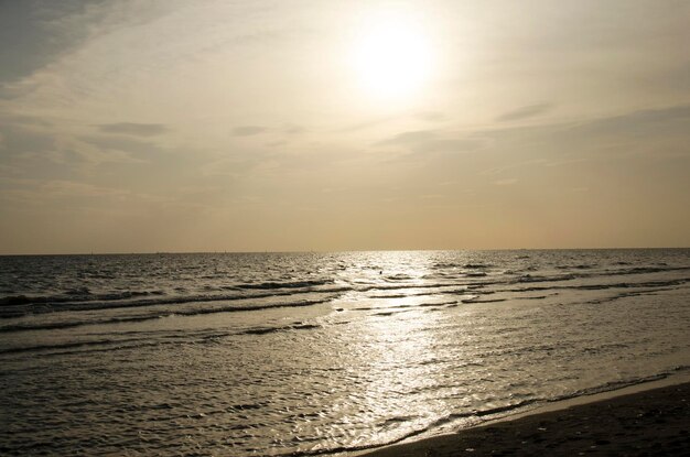 태국 촌부리(Chonburi Thailand)의 황혼 시간에 물결과 태양 반사가 있는 방센 비치(Bangsaen Beach)의 안다만 해(andaman sea)의 풍경과 바다 경치를 감상하세요.