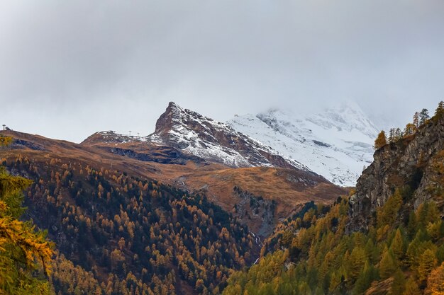 Вид на снежную альпийскую гору осенью в швейцарии