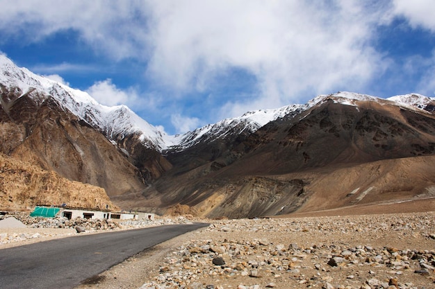 Вид на пейзаж с Гималаями и между шоссе Дискит-Турток и дорогой к озеру Пангонг ведет к высокогорному пастбищному озеру Пангонг-Цо во время зимнего сезона в Лех Ладакхе в Джамму и Кашмире, Индия.