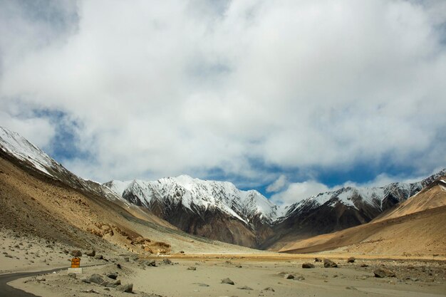 히말라야 산맥과 여행 사이의 풍경 보기 Pangong Tso 높은 초원 호수는 Pangong 호수 도로와 Khardung La Road의 Leh Ladakh로 이동하는 동안 Jammu 및 Kashmir India의 겨울 시즌