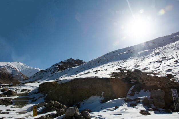 Вид на пейзаж с горным хребтом Гималаев между перевалом Кхардунг Ла и дорогой в долину Нубра в городе Хундер во время зимнего сезона в Лех Ладакхе в Джамму и Кашмире, Индия.