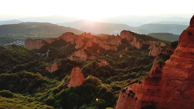 Photo view of landscape with mountain range in background