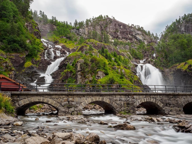 Вид на водопад Лангфоссен летом Этне Норвегия