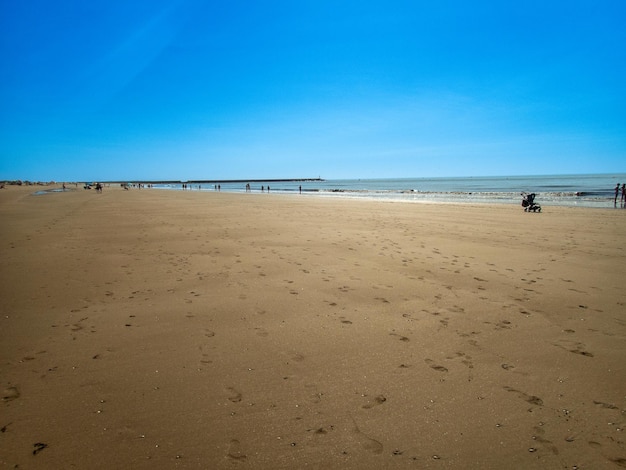 Foto vista della grande spiaggia di isla canela ad ayamonte, in spagna, in una giornata di sole