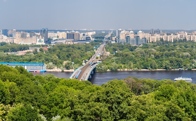 Вид на левый берег реки Днепр в Киеве, Украина