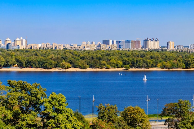 Vista della sponda sinistra del fiume dnepr a kiev ucraina