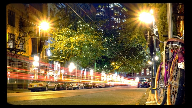 Foto vista di sentieri luminosi su una strada illuminata