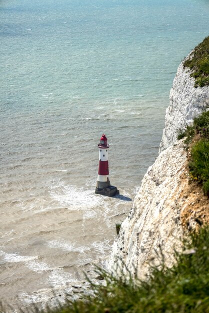 Vista del faro di beachy head nell'east sussex