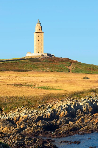 Foto vista del faro e degli edifici contro un cielo limpido