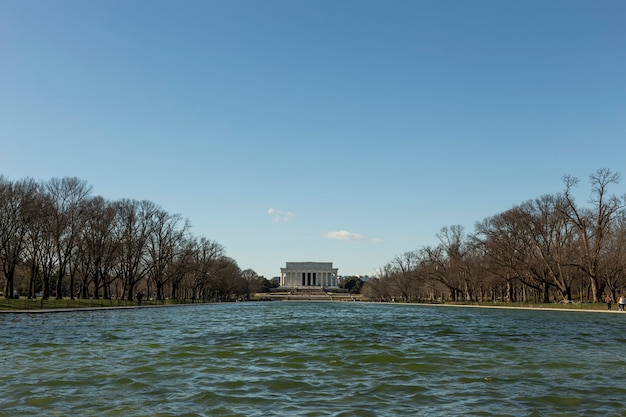вид на мемориал Линкольна во второй половине дня в Вашингтоне, округ Колумбия, США.