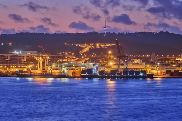 Foto vista del porto di lisbona con gru portuali in serata