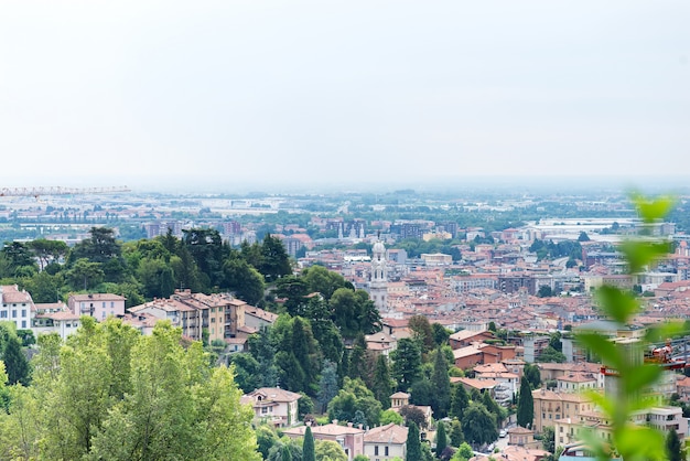 イタリア、ベルガモからロンバルディア渓谷の眺め