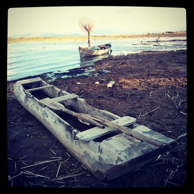 Photo view of lone boat in calm lake