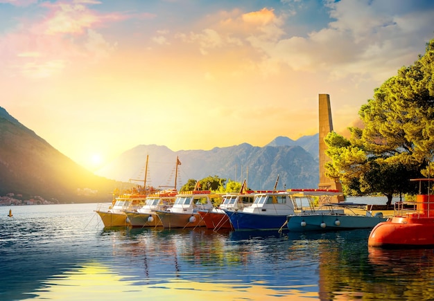 Visualizza la montagna lovcen dalla baia di kotor e dalla città di kotor.