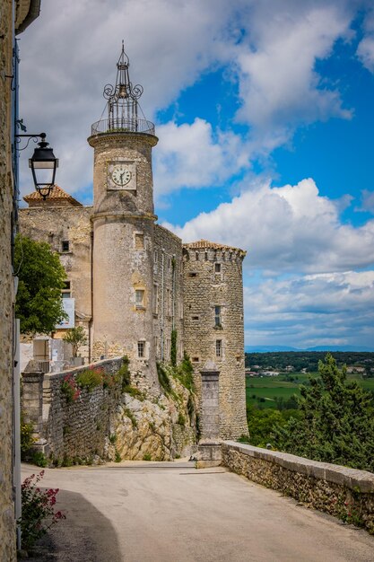 Вид на башню с часами Луссана и средневековый замок на юге Франции (Гар)