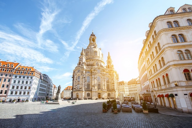 Вид на главную городскую площадь со знаменитой церковью Богоматери во время восхода солнца в городе Дрезден, Германия
