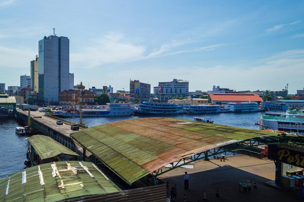 Foto vista del porto principale di manaus con molte barche e traghetti