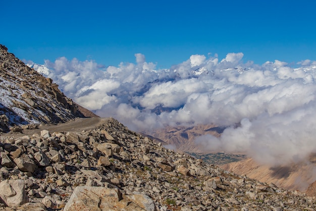 Vista delle maestose montagne rocciose contro il cielo azzurro e le nuvole bianche in himalaya indiano, regione del ladakh, india. natura e concetto di viaggio
