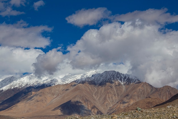 インド、ラダック地域、インドのヒマラヤの青い空と白い雲に対する雄大なロッキー山脈の眺め。自然と旅行のコンセプト