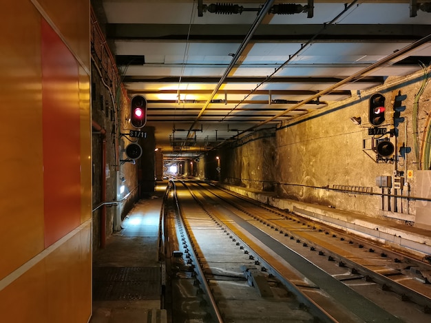 Vista dei tunnel della città di malaga e della piattaforma della metropolitana