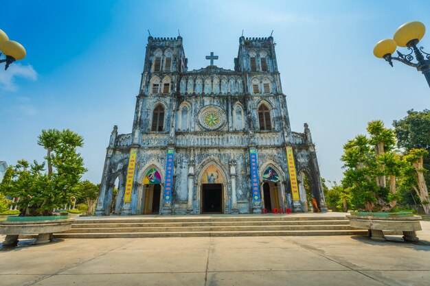 ベトナム・マング・ラン・カトリック教会 (Mang Lang Catholic Church) はベトナムのフー・エン省にある古代の村で旅行と風景コンセプトを描いています