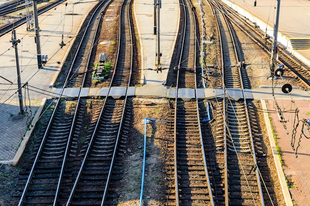 Vista su molti binari ferroviari e incroci