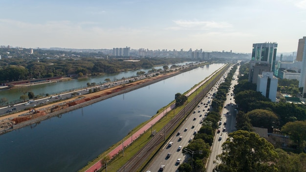 Вид на Marginal Pinheiros с рекой Pinheiros и современными зданиями в Сан-Паулу, Бразилия