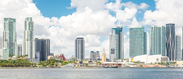 Vista della marina di miami bayside con edifici moderni e skyline sullo sfondo