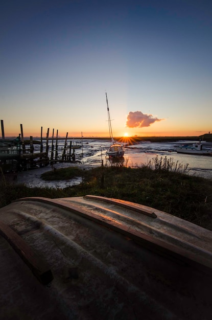 Foto vista della marina al tramonto