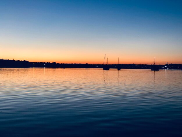 Photo view of marina at sunset