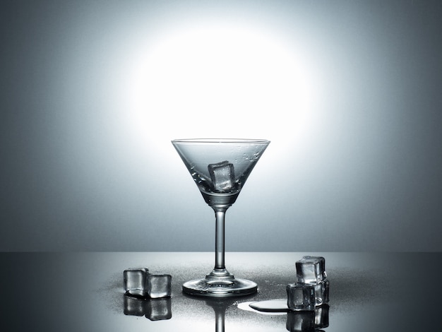 控えめな反射フロアでのMARTINI GLASSの眺め