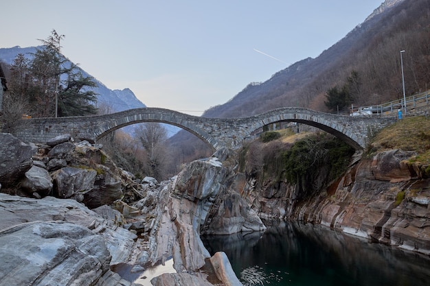 스위스의 Ponte dei Salti라고 불리는 Lavertezzo의 중세 다리의 전망