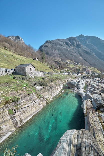 Lavertezzo Switzerland의 마을에 있는 Verzasca 강을 건너는 Ponte dei Salti라고 불리는 중세 이중 아치형 다리의 전망