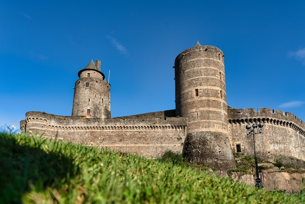 Вид на средневековую крепость Фужер в Бретани, Франция