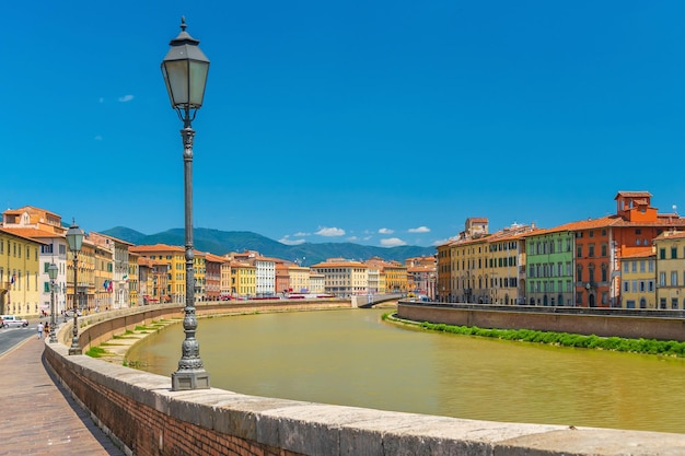 Вид на средневековый город Пиза и реку Арно в Италии