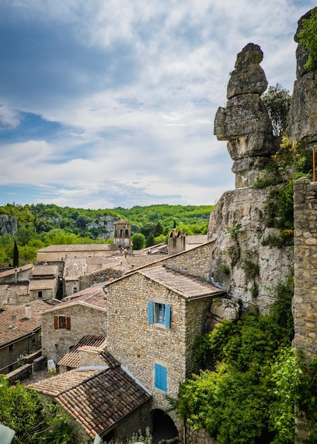 Labeaume의 중세 마을과 프랑스 남부(Ardeche)의 절벽에서 보기