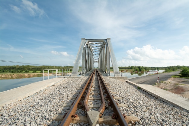 Вид железной или железной железной дороги или железнодорожного моста через реку на глубокой синеве