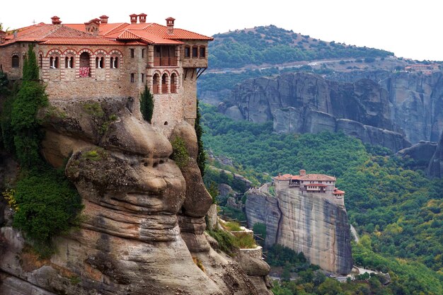 岩の頂上にとまる修道院のあるメテオラの眺め
