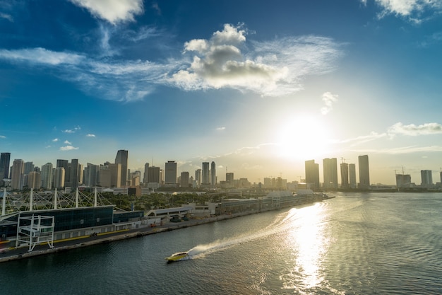 Vista di miami la sera dal volo di un uccello. stati uniti d'america