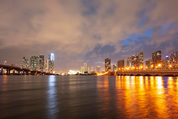 夕焼けのマイアミの眺め米国マイアミ市のスカイラインのパノラマ、夕暮れ時に都市の高層ビルと橋 ov