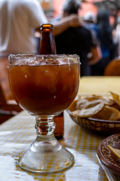 Foto una vista di una bevanda michelada tra una varietà di messicani