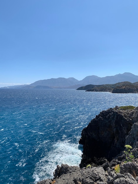 ミラベロ湾、クレタ島、ギリシャの眺め。崖のある地中海の青緑色の海。