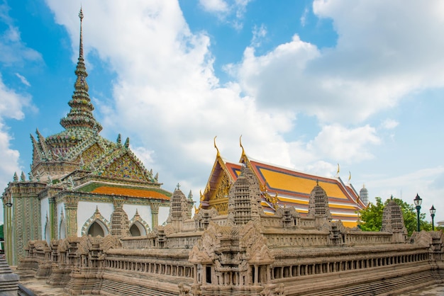 Vista del modello di angkor wat nel tempio del buddha di smeraldo a bangkok