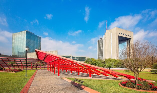 Foto vista di un edificio moderno contro il cielo blu