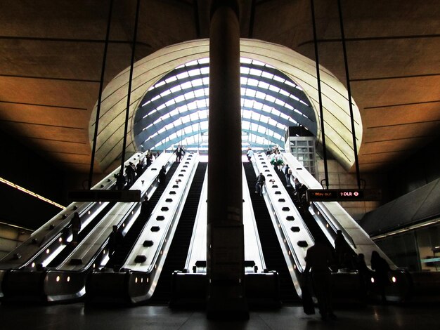 Photo view of modern building escalator